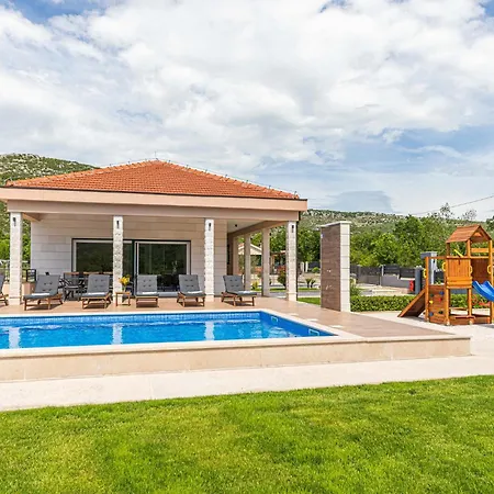 4 Bedroom In Primorski Dolac Holiday home Mravnica (Sibenik)