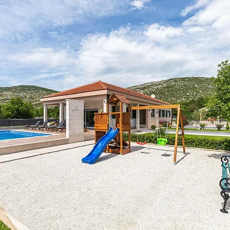 4 Bedroom In Primorski Dolac Holiday home *