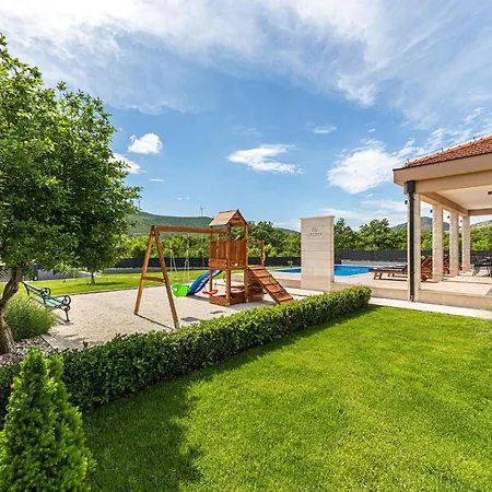 4 Bedroom In Primorski Dolac *