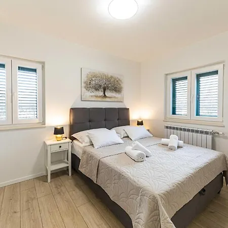 4 Bedroom In Primorski Dolac *