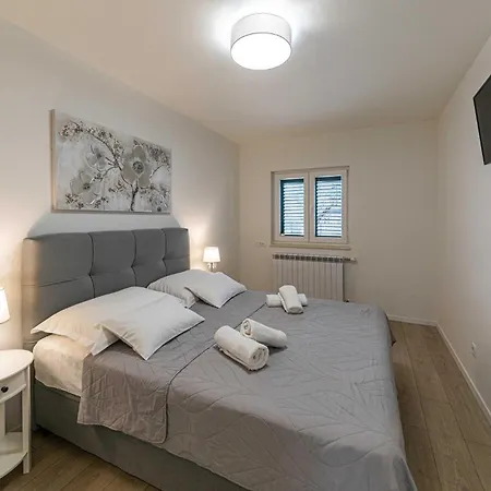 4 Bedroom In Primorski Dolac Mravnica (Sibenik)