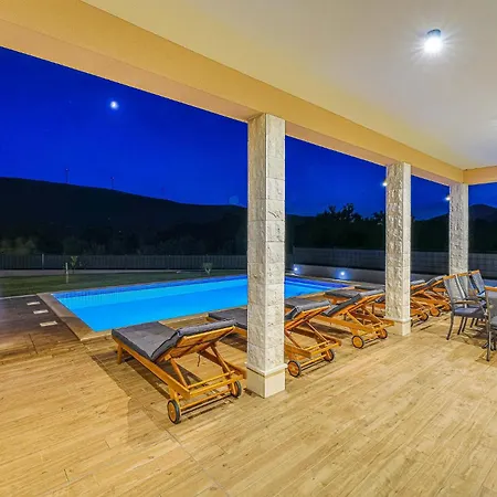 4 Bedroom In Primorski Dolac *