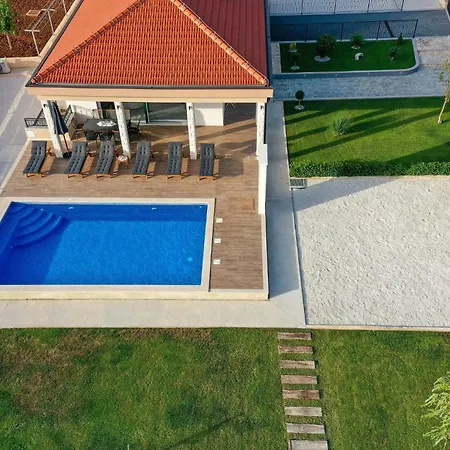 4 Bedroom In Primorski Dolac