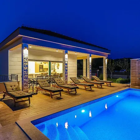 4 Bedroom In Primorski Dolac * Mravnica (Sibenik)