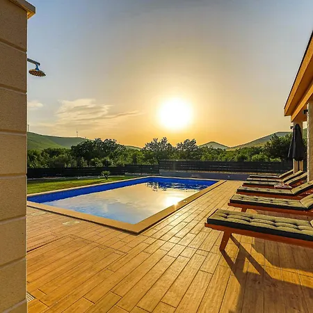 4 Bedroom In Primorski Dolac