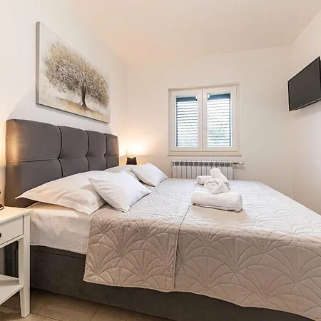 4 Bedroom In Primorski Dolac