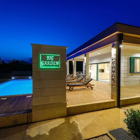 4 Bedroom In Primorski Dolac Holiday home *