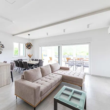 Cozy In With Wifi بيت للعطل