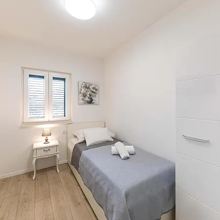 Cozy In Primorski Dolac With Wifi Tatil Evi